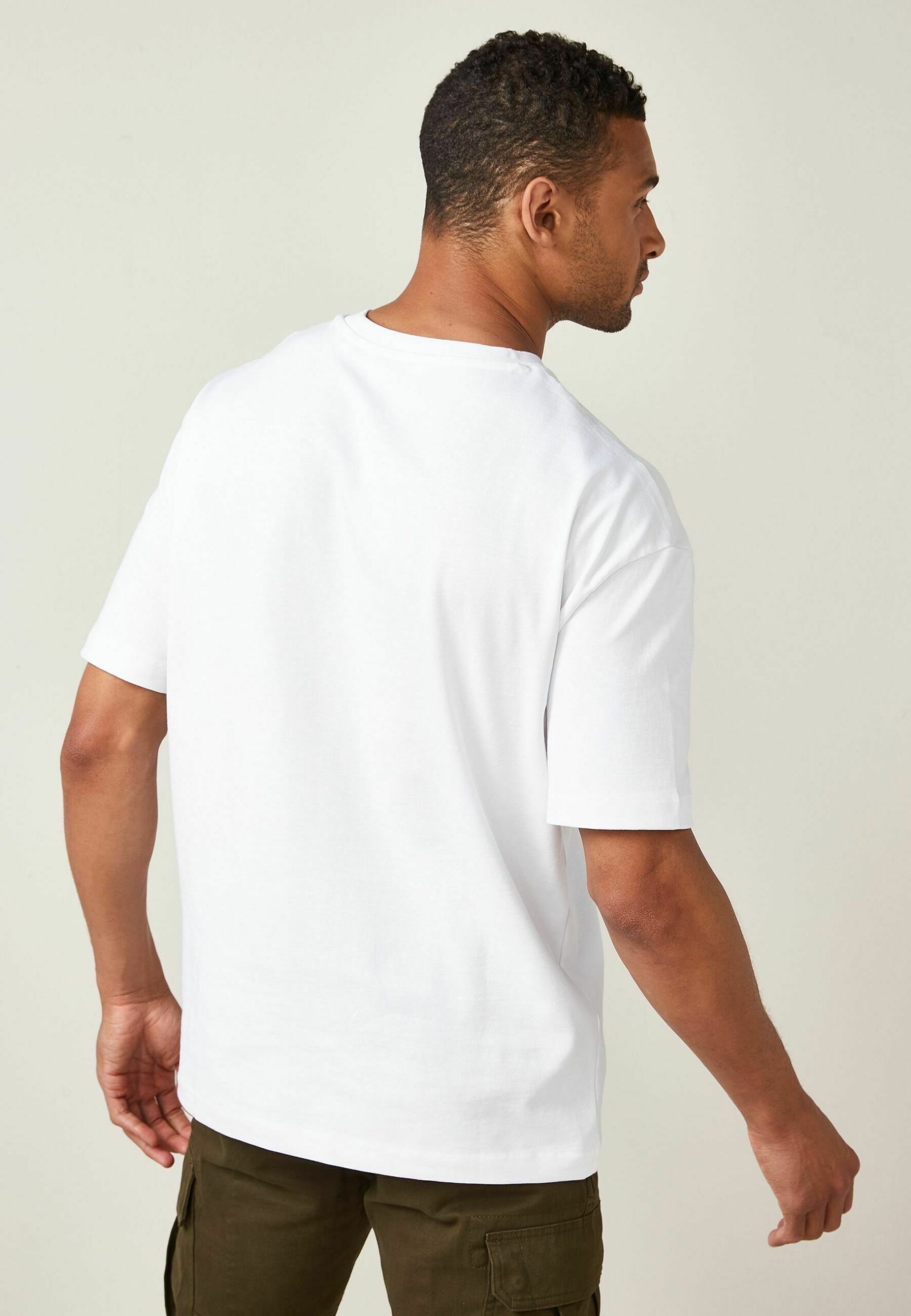 Tijdloos Chic: Het Stijlvolle Witte Shirt